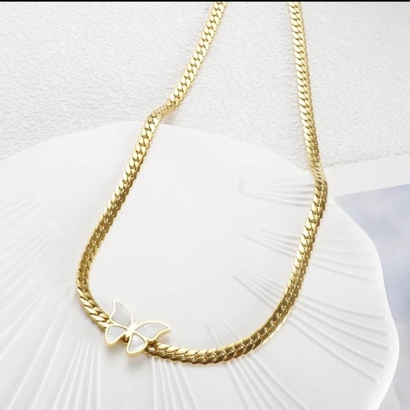 Jewelry - Butterfly curb necklace
